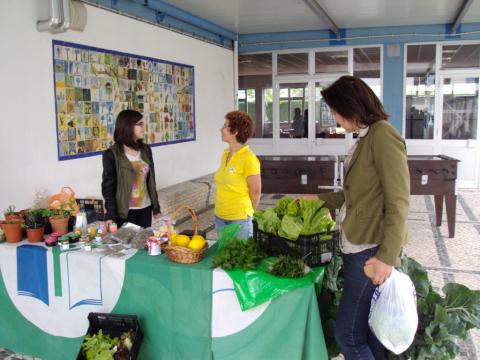 Fizemos um mercado no dia 13 de maio! Vendemos alfaces, couves, coentros, rúcula, favas, entre outros produtos, todos da nossa horta!